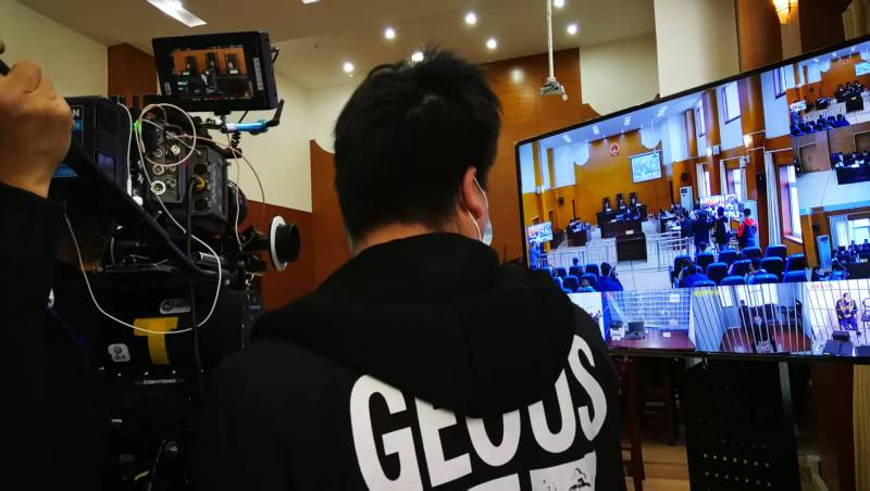 AI生成VS人工创意——远安县广告片拍摄公司的技术浪漫主义实践